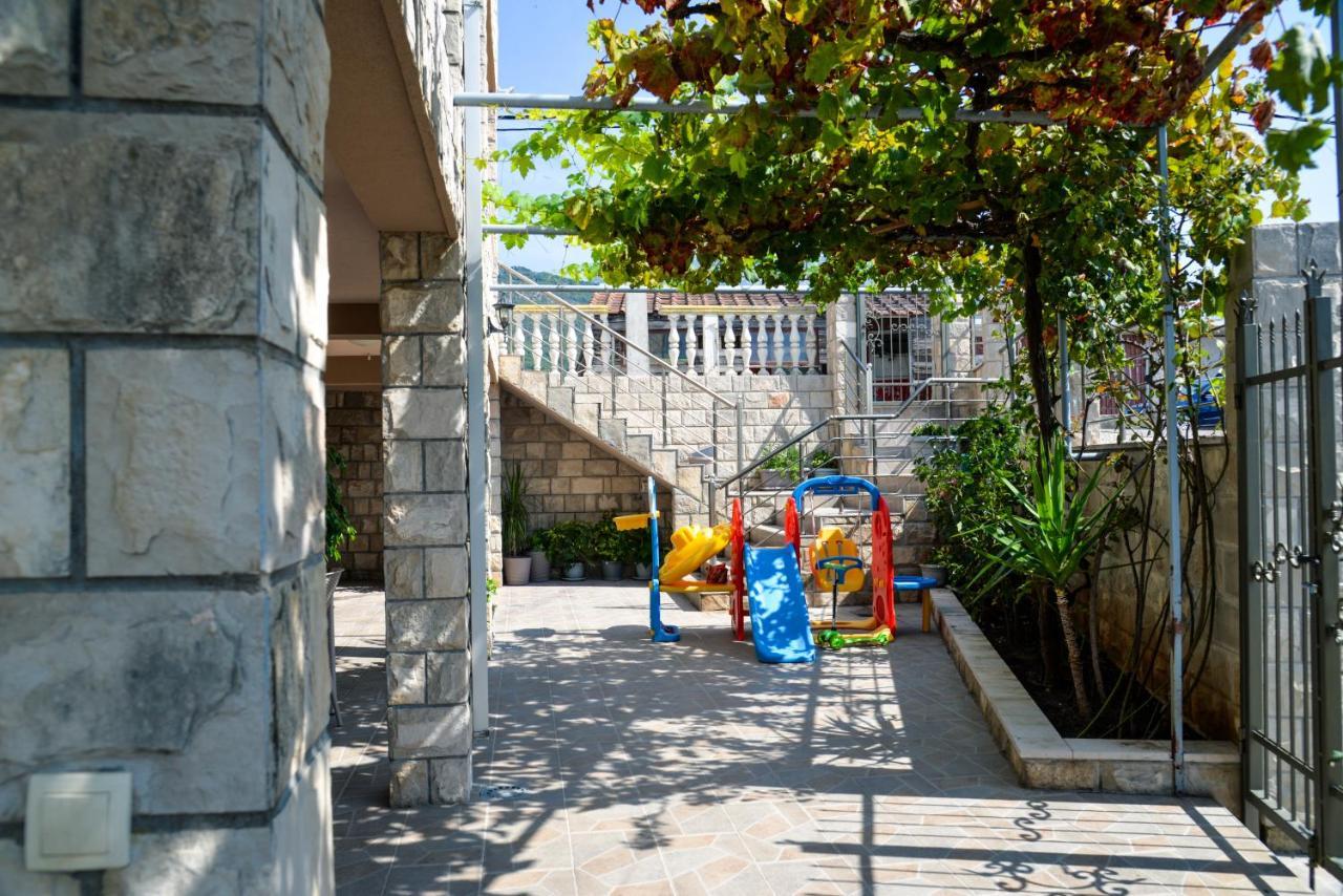 Guest House Ivana Tivat Exterior photo